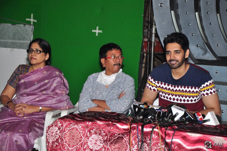 Aatadukundam-Raa-Movie-Press-Meet